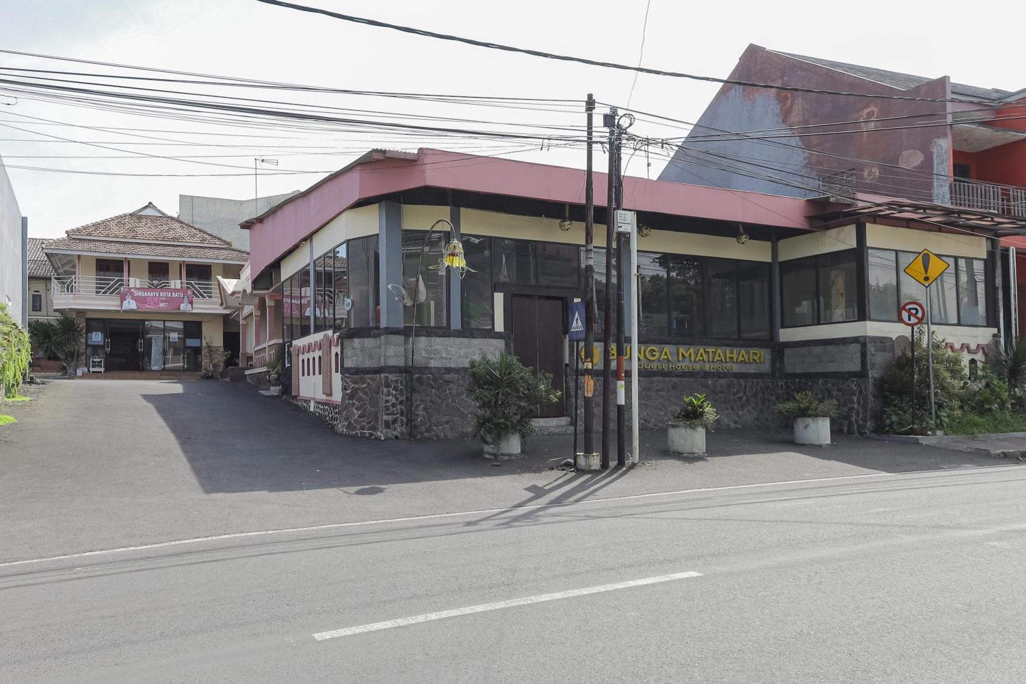 Oyo Bunga Matahari Guest House And Hotel Batu  Exterior foto