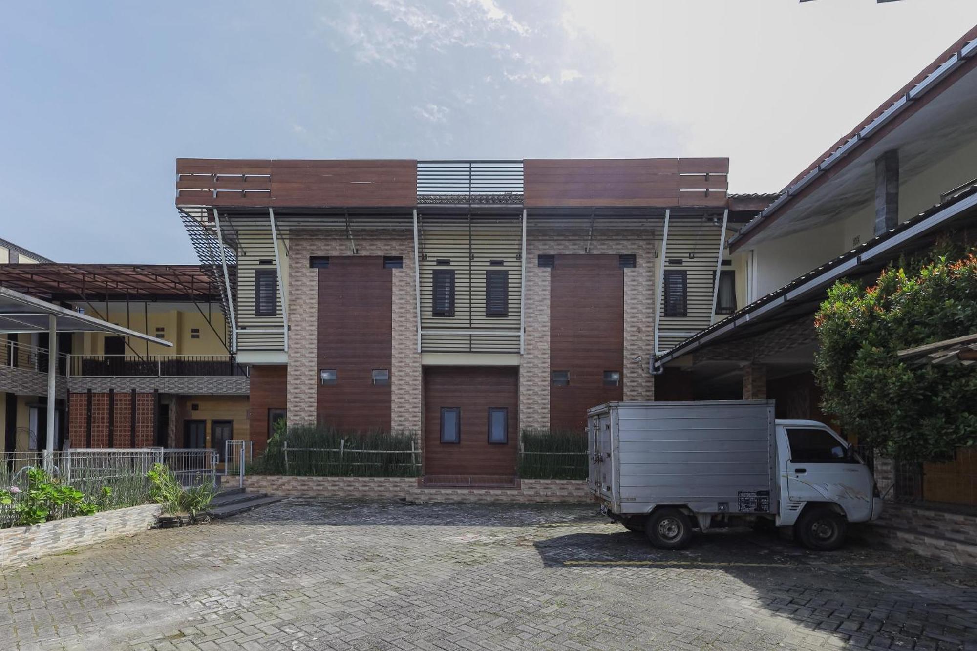 Oyo Bunga Matahari Guest House And Hotel Batu  Exterior foto