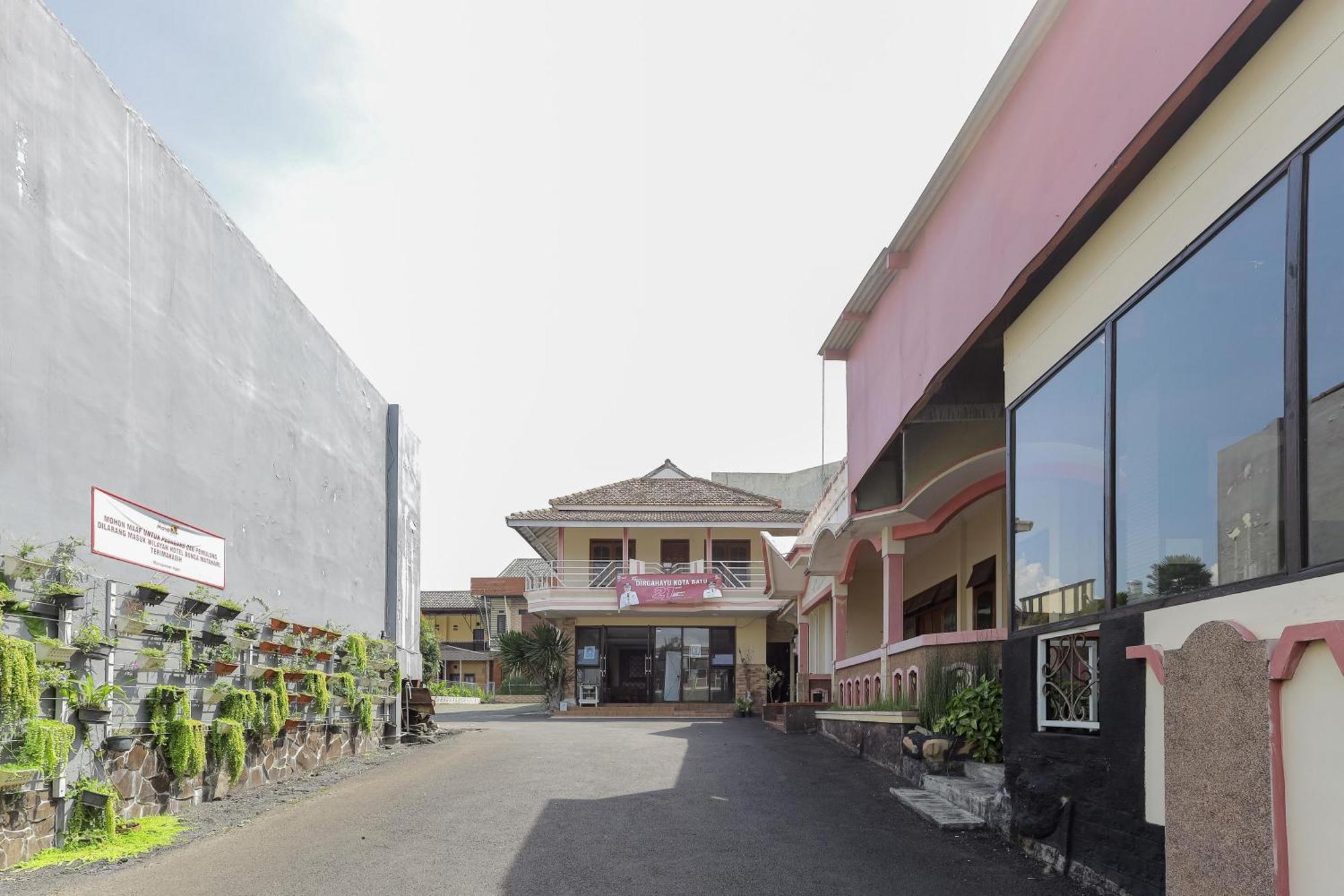 Oyo Bunga Matahari Guest House And Hotel Batu  Exterior foto