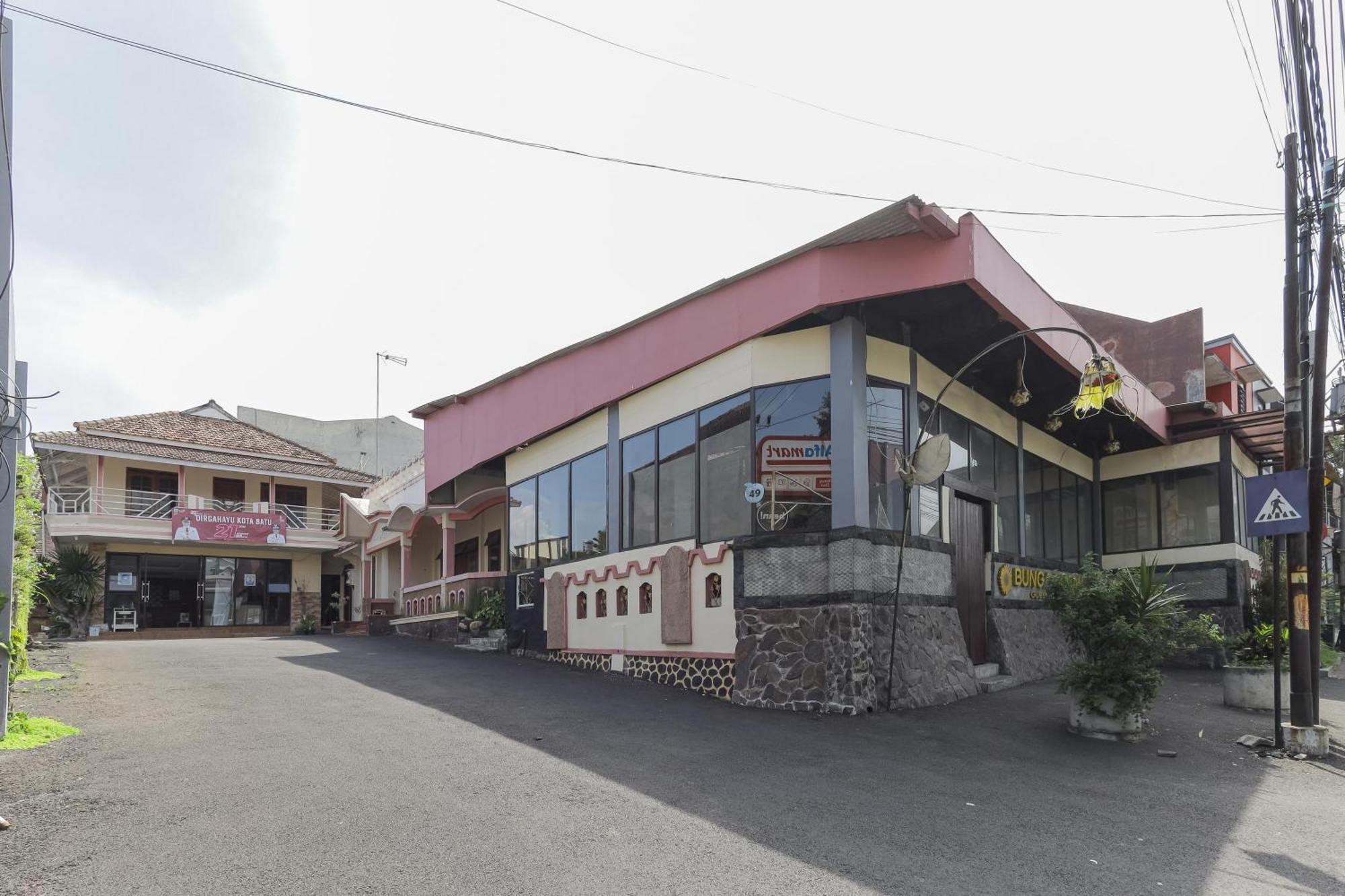 Oyo Bunga Matahari Guest House And Hotel Batu  Exterior foto